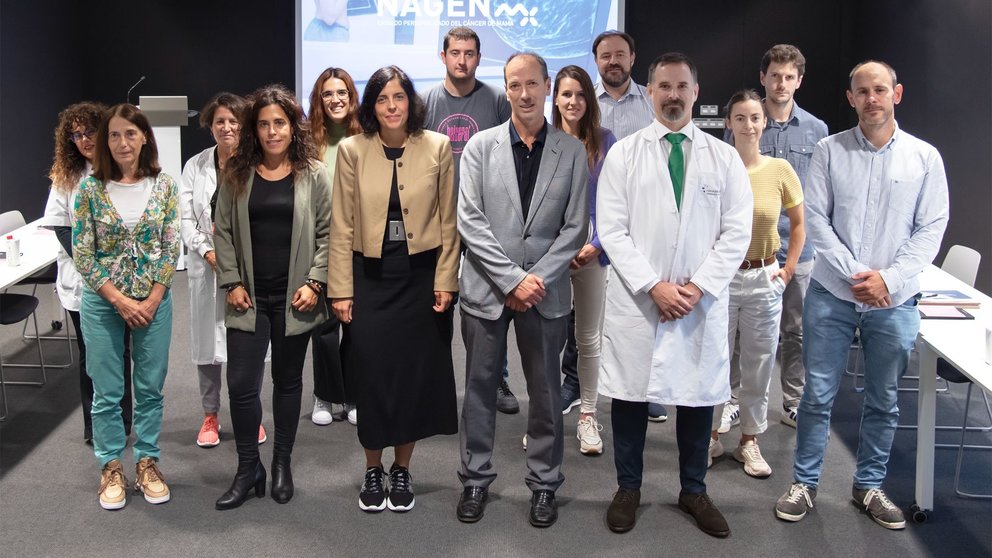 La directora general de Energía, I+D+i empresarial y Emprendimiento, Uxue Itoiz, junto con los técnicos de Gobierno de Navarra, Navarrabiomed, el Hospital Universitario de Navarra, el Instituto de Salud Pública y Laboral de Navarra y la empresa NNBi, durante la visita final de proyecto. GOBIERNO DE NAVARRA