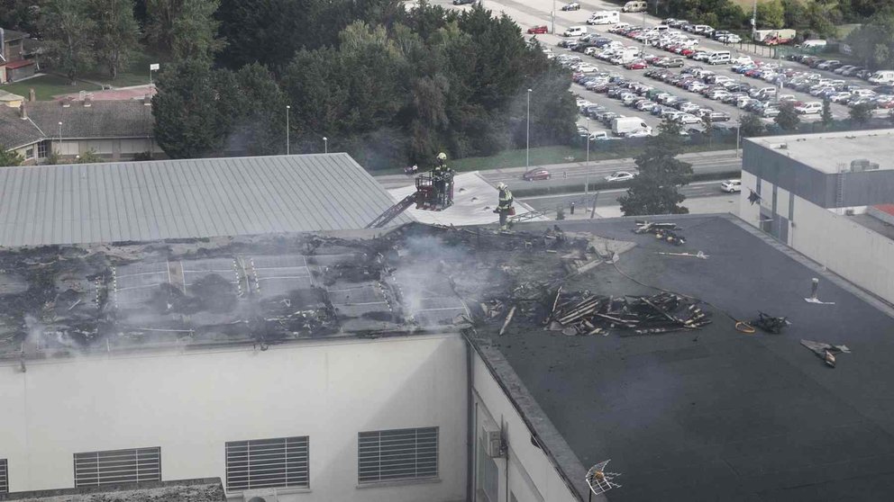 Los bomberos siguen refrescando y controlando el tejado, que ha quedado así. AYUNTAMIENTO DE PAMPLONA