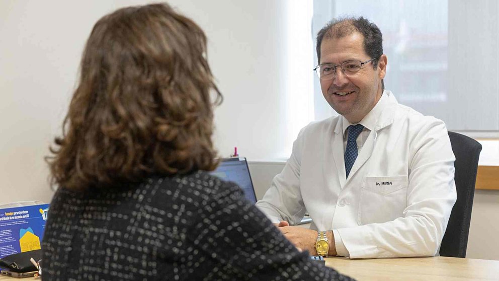 El Dr. Pablo Irimia, coordinador del Grupo de cefaleas de la Sociedad Española de Neurología, en su consulta de la Clínica Universidad de Navarra. CLÍNICA UNIVERSIDAD DE NAVARRA