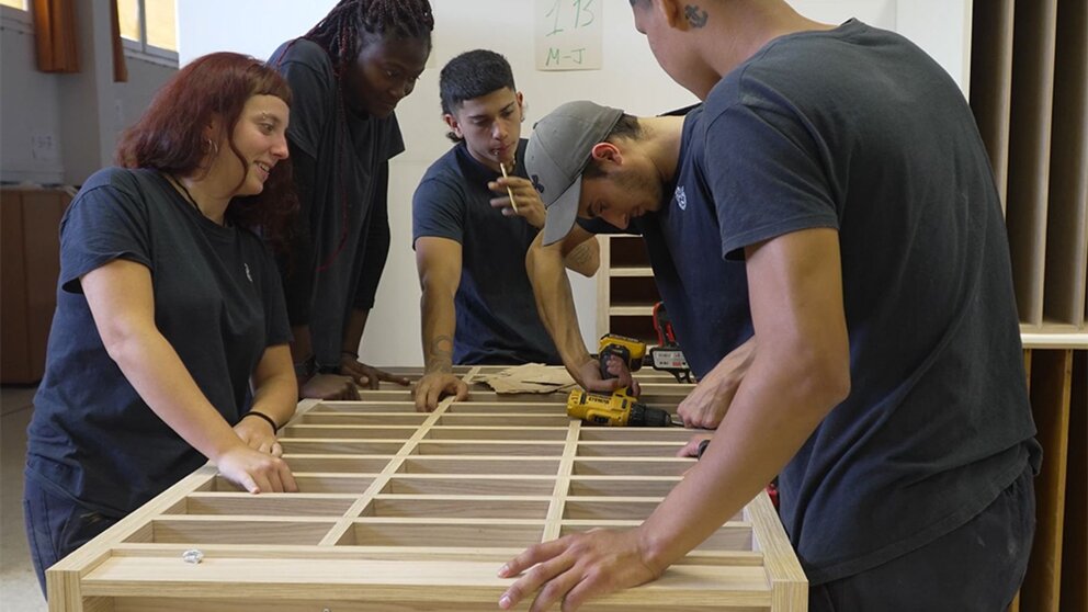 Un lápiz gigante con su correspondiente sacapuntas presidirá este curso las aulas de la Escuela Municipal de Artes y Oficios Catalina de Oscáriz. AYUNTAMIENTO DE PAMPLONA