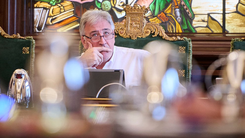 El alcalde Joseba Asirón durante la celebración de un pleno del Ayuntamiento de Pamplona. PABLO LASAOSA