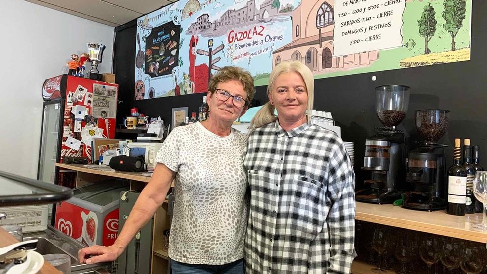 Dorina Udisteanu y su hija Catalina Nechita en el bar restaurante Gazolaz de Obanos. Navarra.com