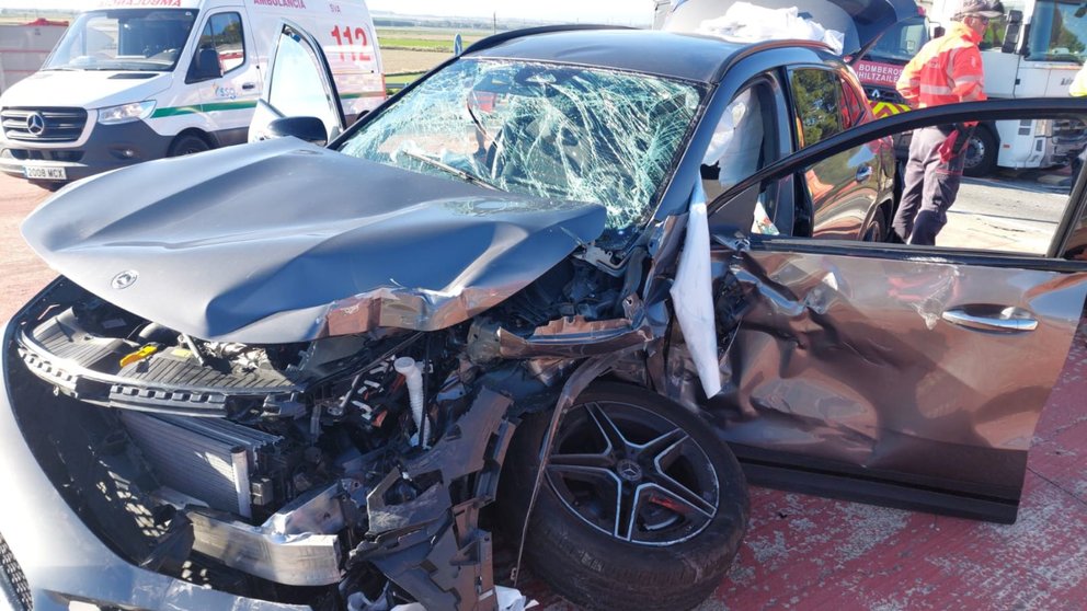 Accidente vial en Valtierra entre un camión y un turismo. POLICÍA FORAL