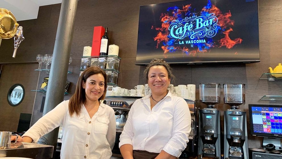 Karina y Olga en el interior del bar La Vasconia en Estella. Navarra.com