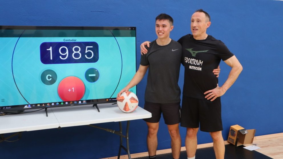 David Angulo Saiz y Javier Angulo Fernández con el récord conseguido. guinnessworldrecords