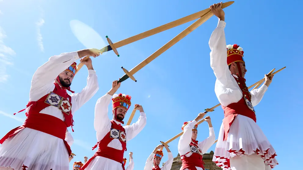 Celebración del 75 aniversario del grupo de danzas Duguna Iruñeko Dantzariak en la Plaza del Castillo de Pamplona. IÑIGO ALZUGARAY