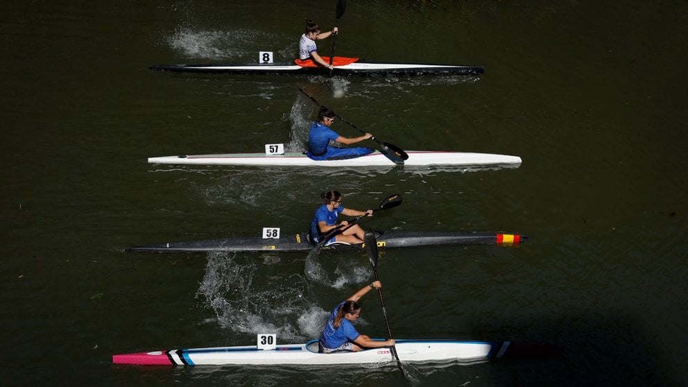 Cuatro piragüistas toman la salidaeste sábado en el LIII Trofeo de Piragüismo Club Natación Pamplona, en el que 160 palistas de 11 clubes de diferentes provincias compiten, en el río Arga a su paso por la capital navarra. EFE/Villar López