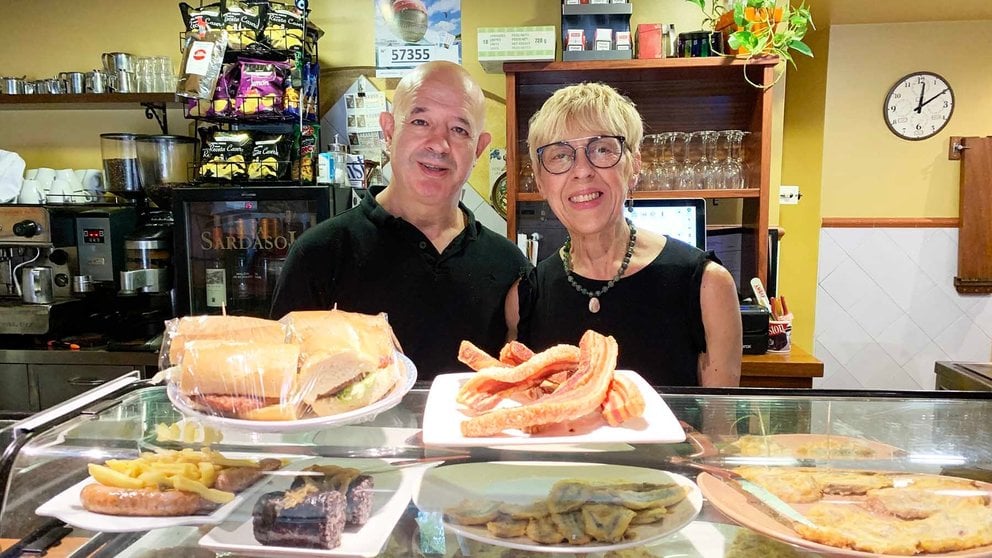 Roberto Enciso y Lourdes Galar en el bar Txiki Jai de pamplona. Navarra.com