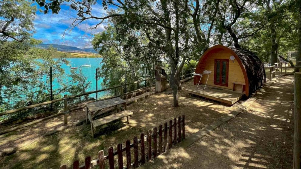 Vista de un bungalow en el camping de Aritzaleku, junto al pantano de Alloz. CAMPING DE ARITZALEKU