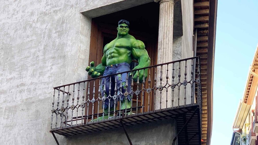 Un superhéroe, Hulk, vigila desde un balcón del casco viejo de Pamplona. Navarra.com