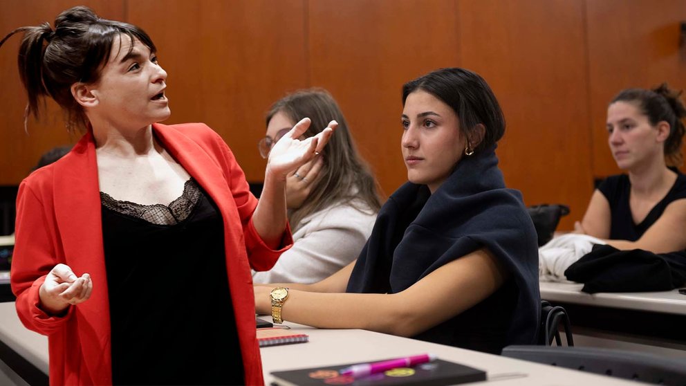 Fotomontaje de la vicepresidenta del Gobierno de Navarra, Begoña Alfaro, sobre una fotografía de jóvenes de la UPNA. CEDIDA