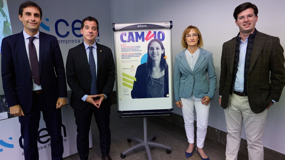 Presentación de la campaña 'CAMVIO. Renovando raíces', orientada a fomentar y facilitar el traspaso de comercios, con la presencia de Inmaculada Elcano, gerente de la Asociación de Comerciantes de Navarra; Pablo Ezcurra, director general de Comercio y Consumo; Ricardo Goñi, director de Relación Institucionales de Caja Rural de Navarra; y Mikel Irujo, consejero de Industria y de Transición Ecológica y Digital Empresarial. IÑIGO ALZUGARAY