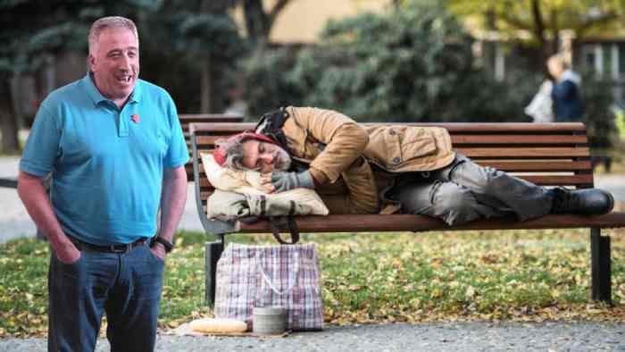 Fotomontaje de Joseba Asirón sobre una foto de una persona sin hogar durmiendo en un banco ARCHIVO.