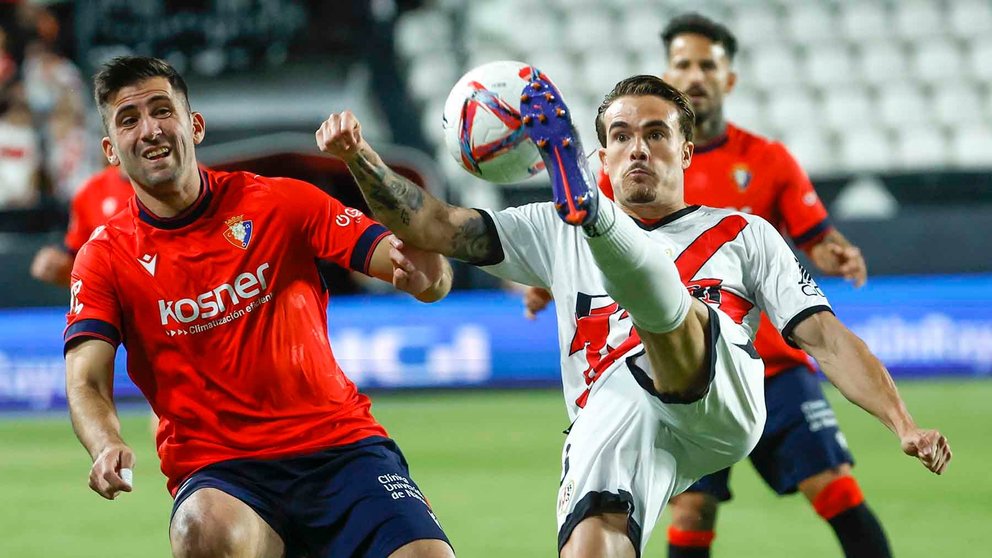 El defensa del Rayo Vallecano Josep Chavarría (d) lucha con Jesús Areso, de Osasuna, durante el partido de la quinta jornada de LaLiga que Rayo Vallecano y Osasuna disputan este lunes en el estadio de Vallecas. EFE/Juanjo Martín