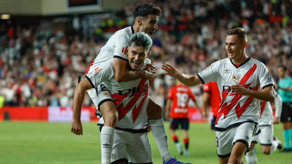 El defensa rumano del Rayo Vallecano Andrei Ratiu (c) celebra su gol, segundo del equipo, durante el partido de la quinta jornada de LaLiga que Rayo Vallecano y Osasuna disputan este lunes en el estadio de Vallecas. EFE/Juanjo Martín