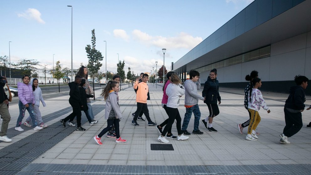 Imagen de un grupo de alumnos caminando hacia el CEIP Buztintxuri por un itinerario seguro. AYUNTAMIENTO DE PAMPLONA