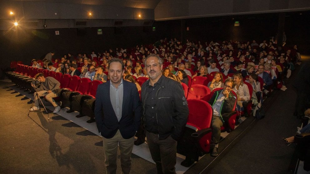 El chef David Yárnoz (i) y el director del documental, Pedro Peira; en el estreno en los cines Golem. CEDIDA