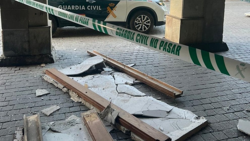 Imagen de la zona en la que se ha producido el desprendimiento en Estella acordonada. GUARDIA CIVIL