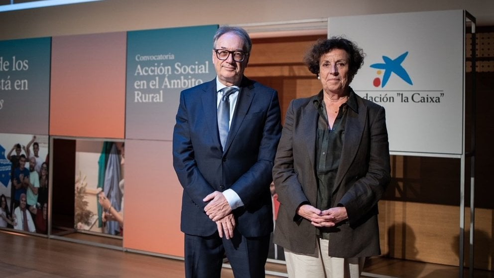 El subdirector general de la Fundación ”la Caixa”, Marc Simón, y la directora del Área de Relaciones con Entidades Sociales de la Fundación ”la Caixa”, Joana Prats, durante la presentación a entidades sociales de la nueva convocatoria en CaixaForum Zaragoza. FUNDACIÓN LA CAIXA