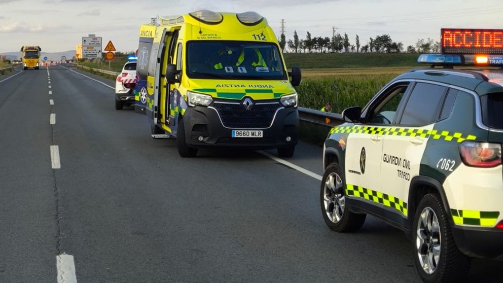 Una ambulancia atiende a los dos ciclistas heridos tras ser atropellados por una furgoneta. GUARDIA CIVIL