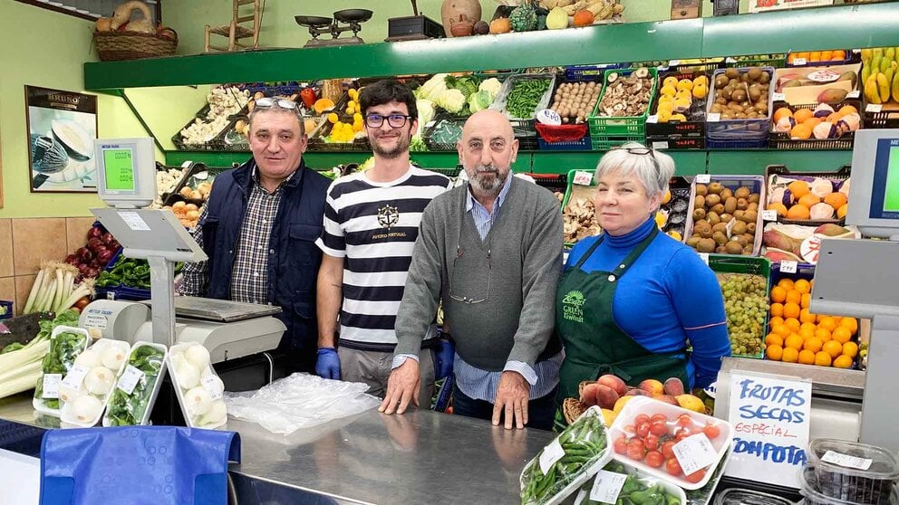 Corneliu Mimea, Mihay Mimea, Fernando Ordoñez y Loli Navarreta en la frutería Loli. Navarra.com