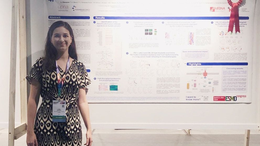 Luisa Chocarro, delante del póster premiado en el congreso de la Sociedad Europea de Oncología Médica (ESMO). UNIVERSIDAD PÚBLICA DE NAVARRA