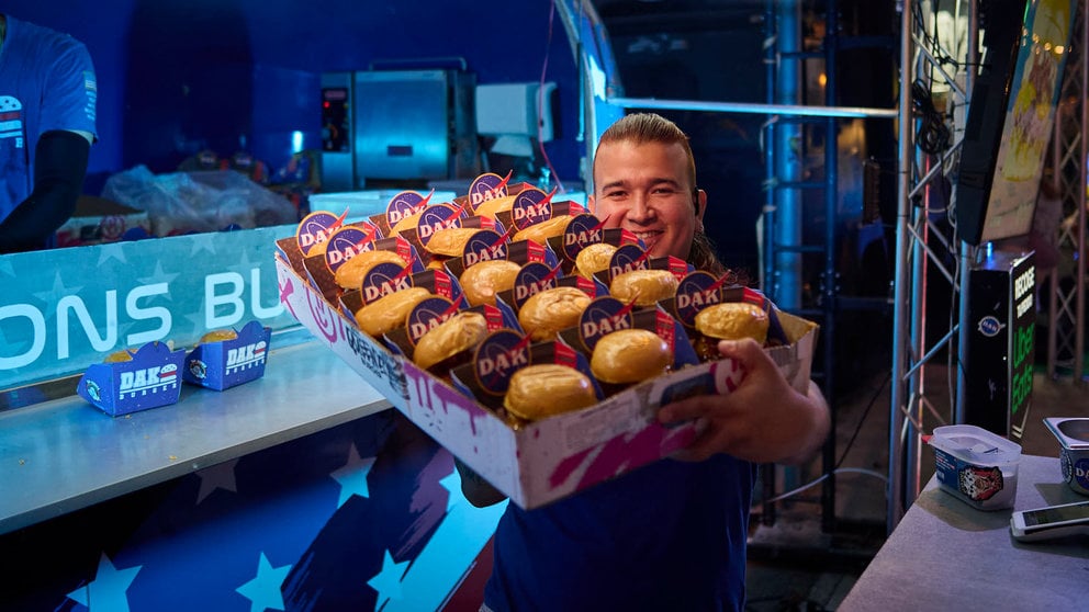 Inauguración del festival gastronómico The Champions Burger, que llega a la ciudad en busca de la 'Mejor hamburguesa'. PABLO LASAOSA