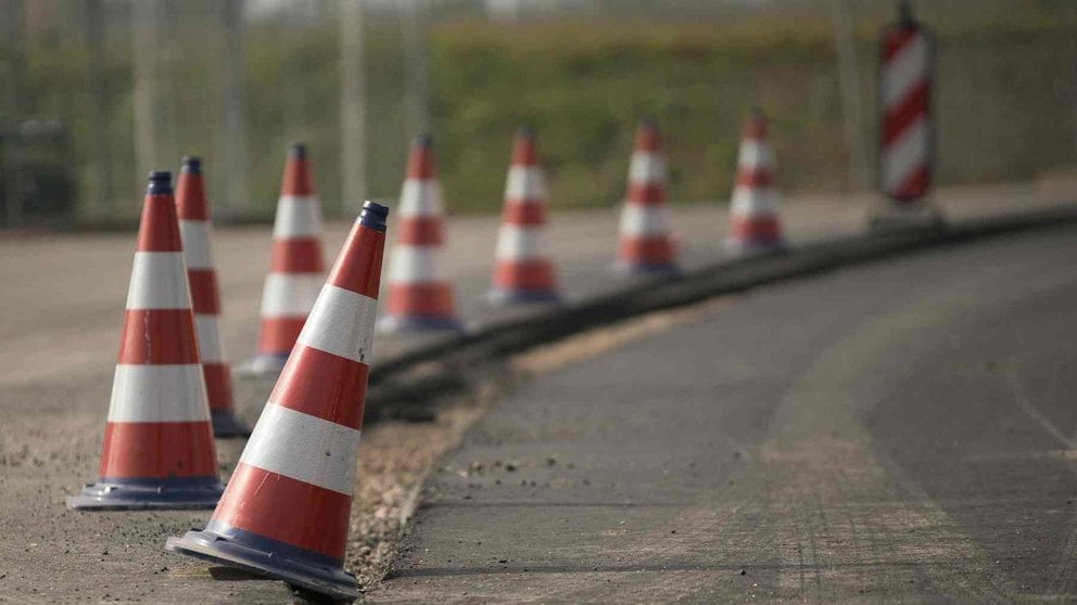 Pivotes cortando la circulación en una carretera. GOBIERNO DE NAVARRA