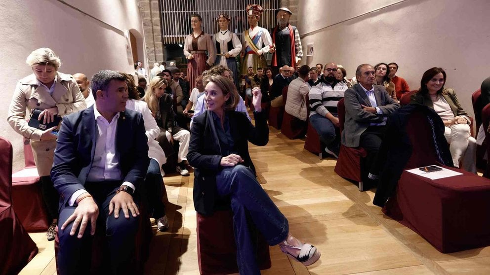 La secretaria general del Partido Popular, Cuca Gamarra y el presidente del PPN, Javier García antes de comenzar la Junta Directiva Regional del partido que se ha celebrado en Sarriguren.EFE/ Jesus Diges