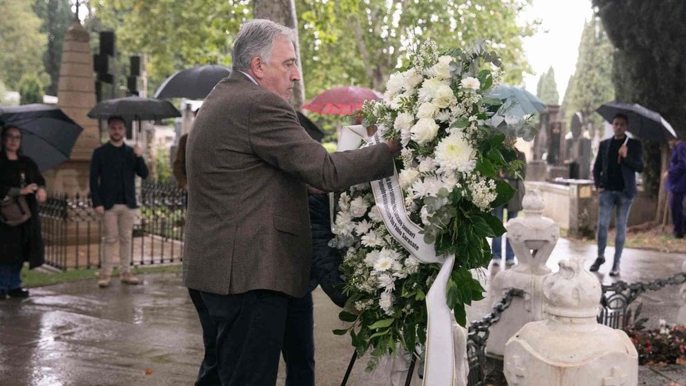 El alcalde de Pamplona, Joseba Asirón deposita un ramo de flores en el panteón en el que descansan los restos del violinista Pablo Sarasate. AYUNTAMIENTO DE PAMPLONA