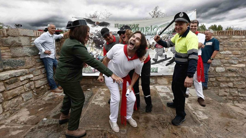 Agricultores y ganaderos de la asociación Semilla y Belarra durante la simulación del encierro en los corrales de Santo Domingo. EFE/ Jesús Diges.