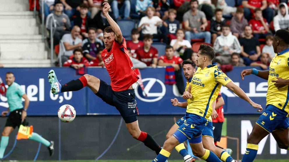 PAMPLONA, 21/09/2024.- El delantero croata de Osasuna Ante Budimir y los jugadores de Las Palmas, durante el partido contra Osasuna, en la jornada 6 de LaLiga en el estadio El Sadar este sábado.-EFE/ Jesús Diges