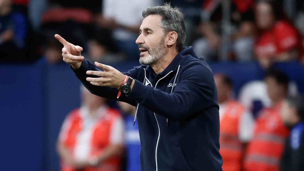 El entrenador de Osasuna Vicente Moreno durante el partido contra Las Palmas, en la jornada 6 de LaLiga en el estadio El Sadar este sábado.-EFE/ Jesús Diges