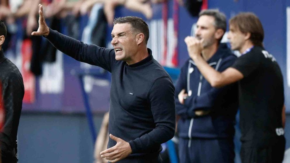 El entrenador de Las Palmas Luis Carrión, durante el partido de la jornada 6 de LaLiga contra el Osasuna, en el estadio El Sadar este sábado.-EFE/ Jesús Diges