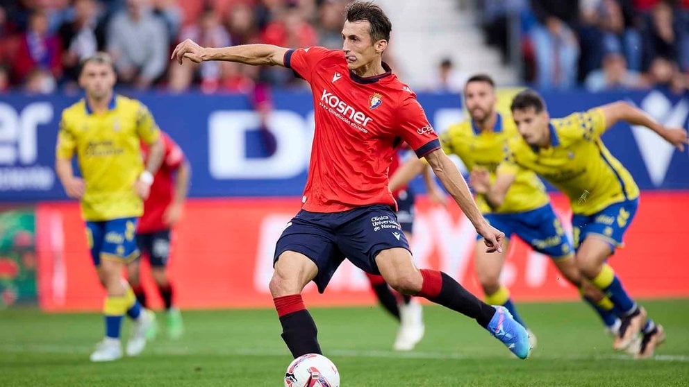 Ante Budimir lanza el penalti para marcar el 1-0 ante Las palmas en el estadio de El Sadar. Europa Press.