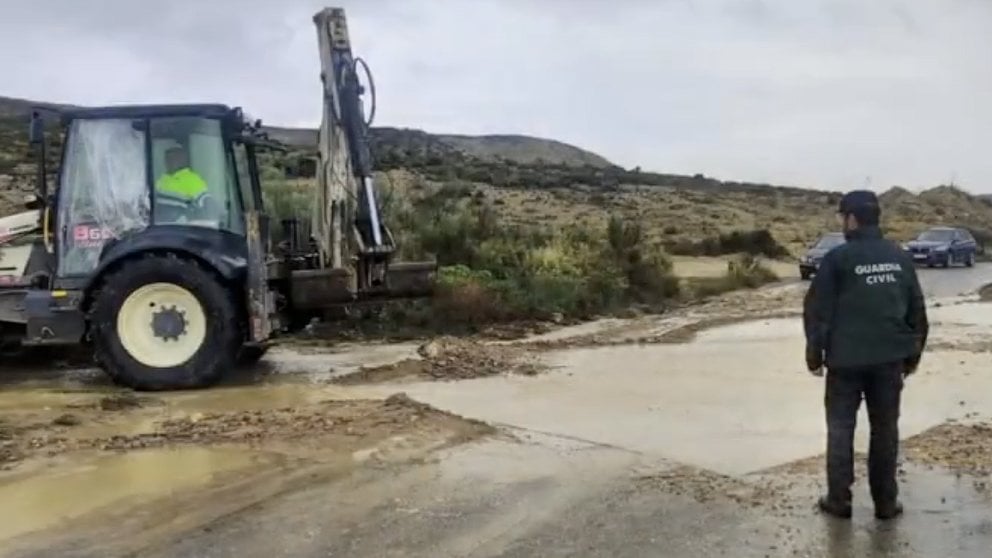 Un guardia civil contempla una de las zonas afectadas por las lluvias en las últimas horas. GUARDIA CIVIL