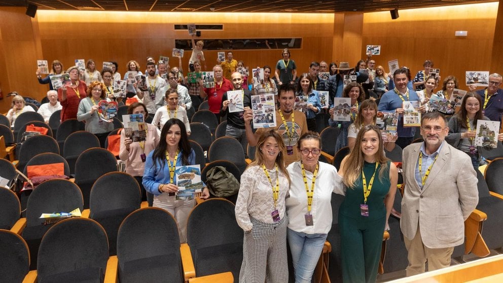 Fide Mirón, presidenta de la Asociación Española de Porfiria, Nuria Adeva, organizadora del taller de arte, la Dra. Isabel Solares, especialista de la Clínica Universidad de Navarra, y el Dr. Antonio Fontanellas, investigador del Cima Universidad de Navarra, con los participantes en el taller de arte. MANUEL CASTELLS / UNIVERSIDAD DE NAVARRA