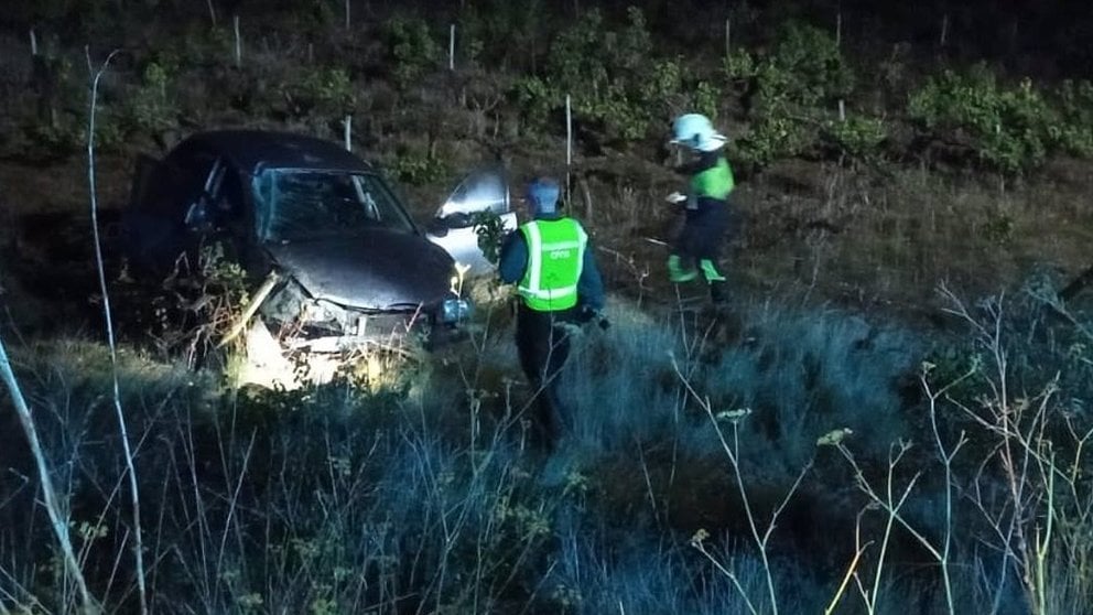 Bomberos intervienen en el lugar del accidente. BOMBEROS DE NAVARRA