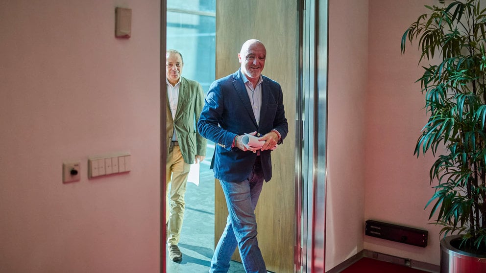 Javier Esparza, de UPN, minutos antes de comenzar la Mesa y Junta de Portavoces. PABLO LASAOSA