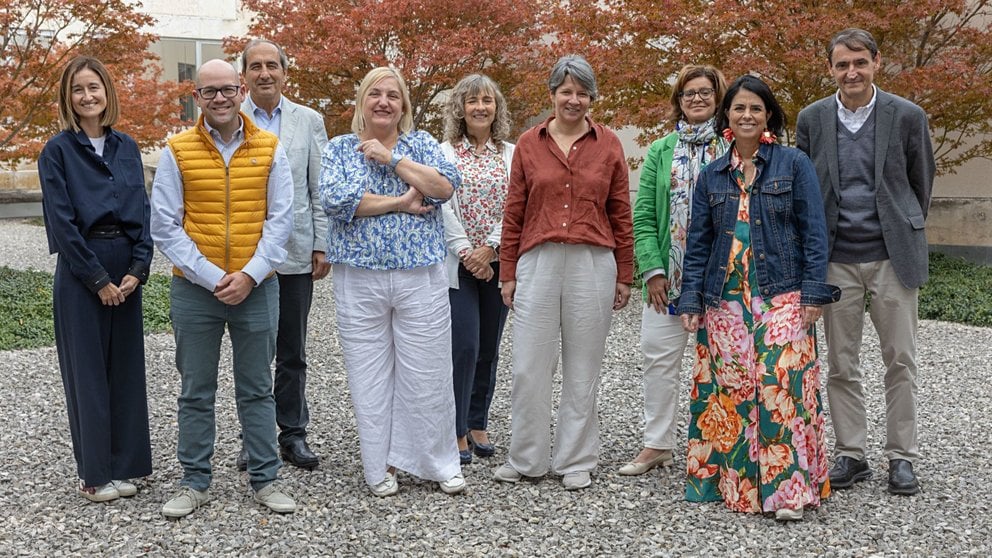 De izquierda a derecha, los miembros del grupo de investigación de la Universidad de Navarra: Patricia Diego, Enrique Guerrero, Alfonso Sánchez-Tabernero, Cristina Etayo, Idoia Portilla, Victoria Rodríguez, Mónica Herrero, Mercedes Medina y Francisco Pérez Latre. UNIVERSIDAD DE NAVARRA