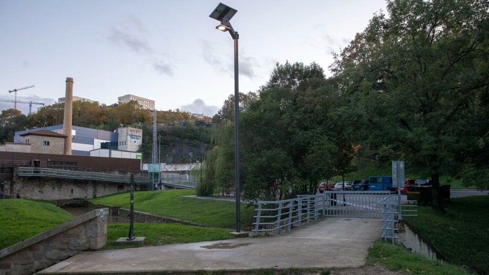 Imagen de las pasarelas del rio Arga en Pamplona cerradas. POLICÍA MUNICIPAL DE PAMPLONA