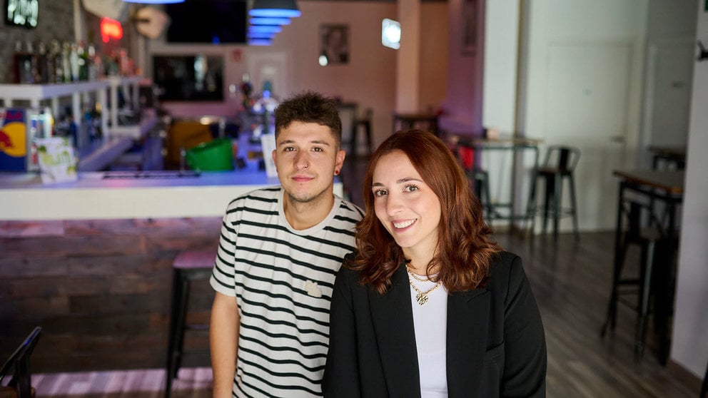 Álex Muguiro y Rosa Castillejo, de Mestizo bar, en la calle García Castañón 1. PABLO LASAOSA