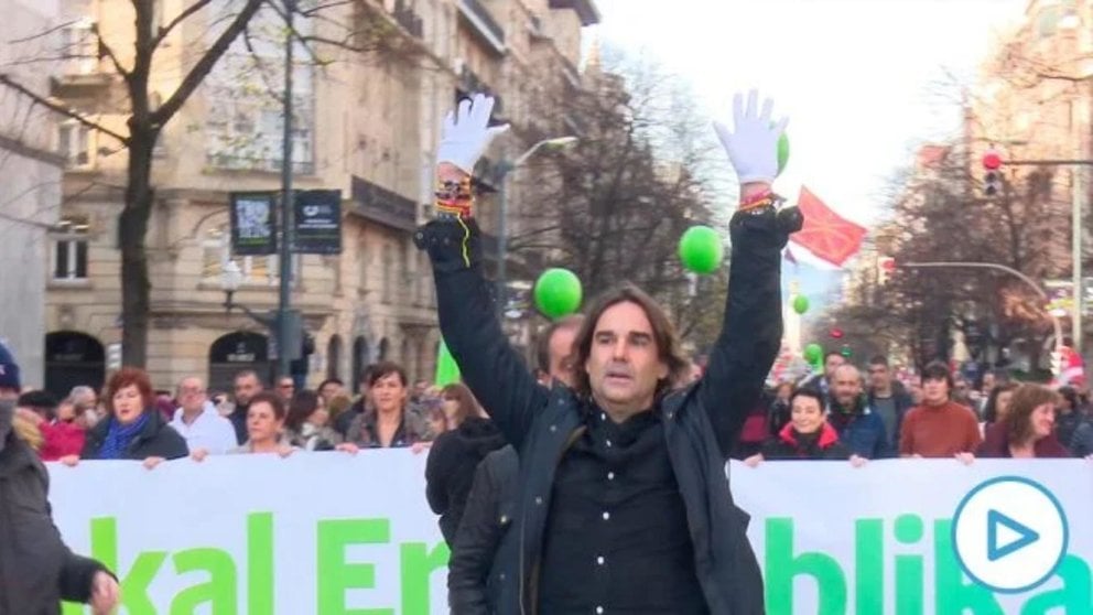 Hace unos años, Cake Minuesa plantó cara a una manifestación proetarra en Bilbao sacando sus manos blancas.