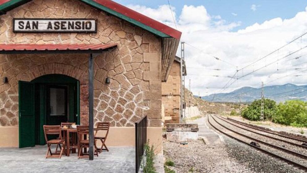 Fachada de la reformada estación de tren en La Rioja que vende una inmobiliaria de Pamplona para funcionar como casa rural. INMOBILIARIA ARRIETA