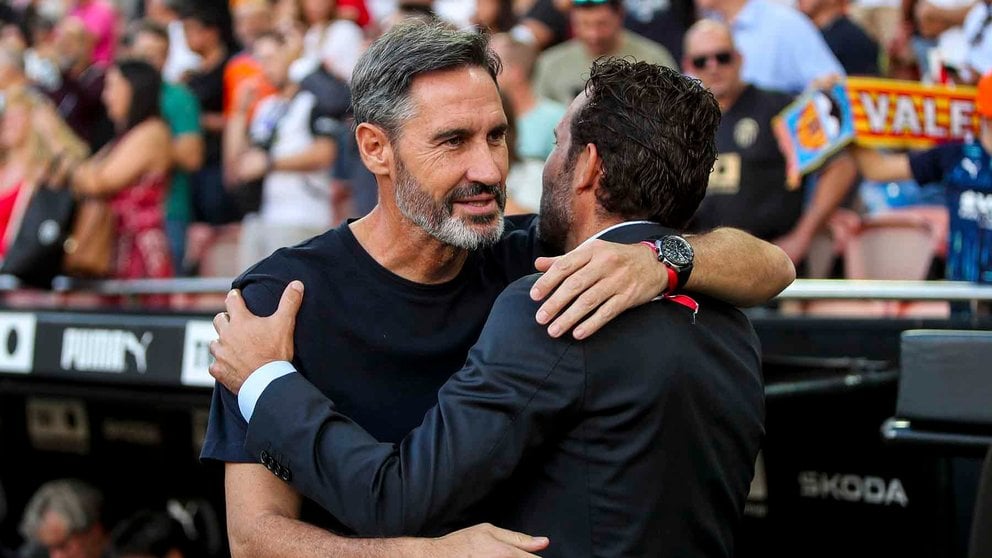 Vicente Moreno, a la izquierda, saluda a Rubén Baraja en Mestalla. Ivan Terron / AFP7 / Europa Press