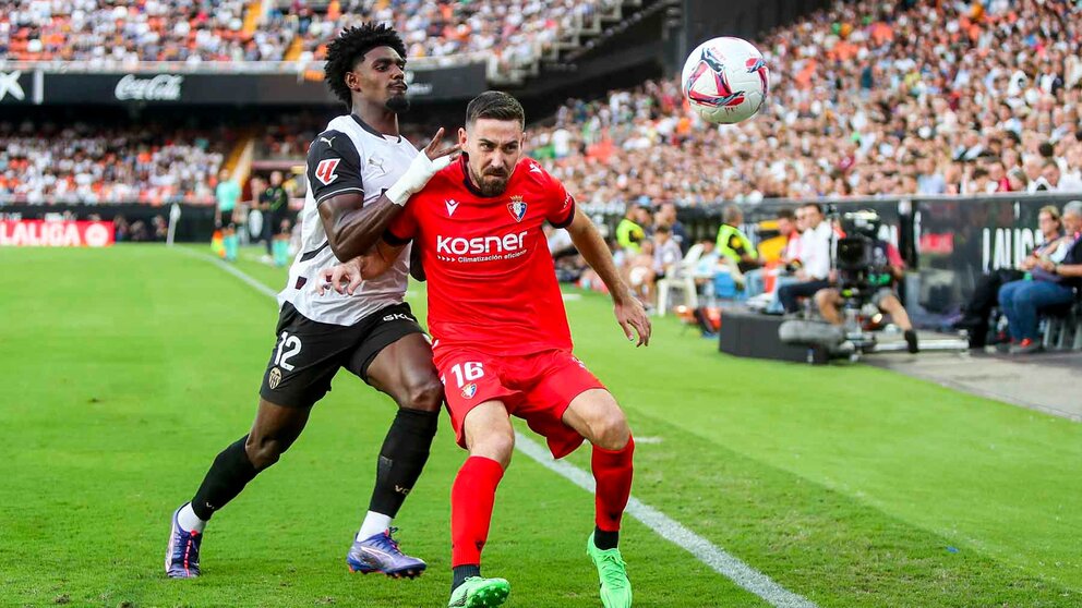 El jugador de Osasuna Moi Gomez disputa un balón con Thierry en el estadio de Mestalla. Europa Press.