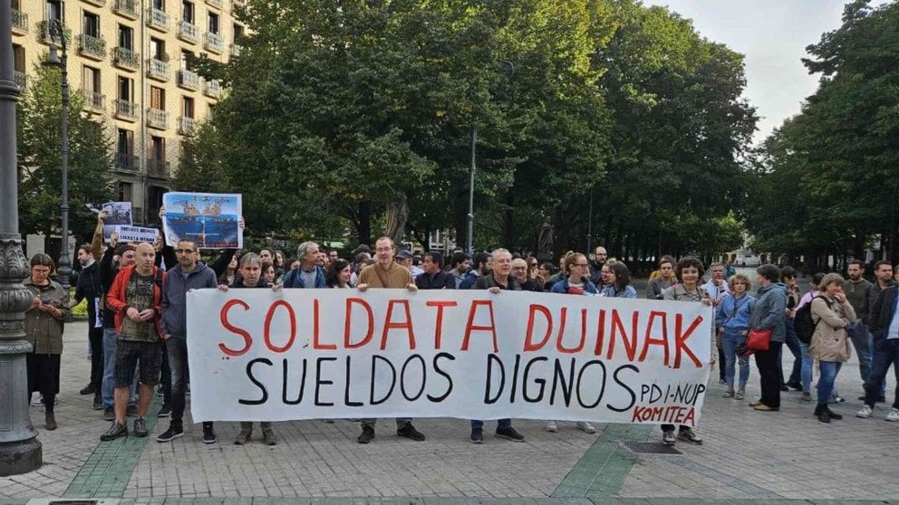 Investigadores de la UPNA protestan por sus bajos salarios ante el Parlamento de Navarra. LAB