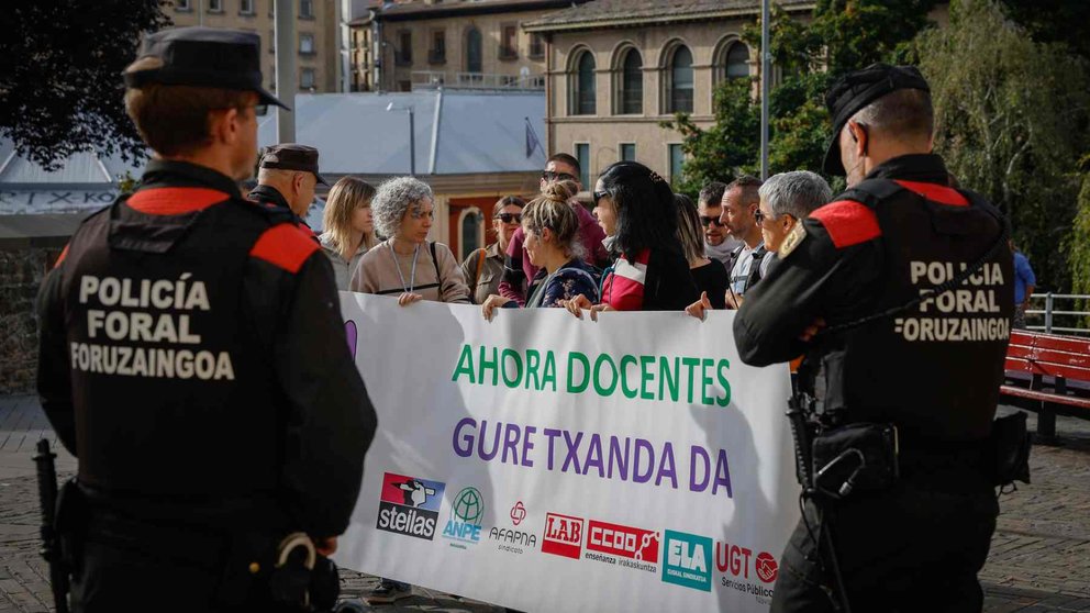 Los sindicatos de Educación han tratado de entregar a la presidenta una hoja con sus reclamaciones, pero la Policía Foral lo ha impedido. EFE/ Villar López