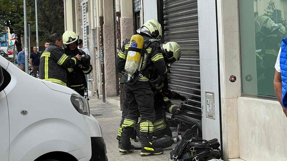 Efectivos de Bomberos trabajando en el local de ocio nocturno siniestrado. MYRIAM CARBALLEDA