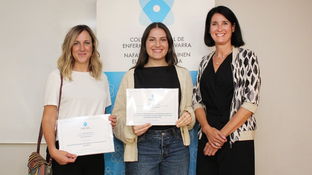 De izquierda a derecha: Maitane de Carlos (recogió el premio en nombre de Karen Oroz), Sofía Neddermann e Isabel Iturrioz, presidenta del COENAV. CEDIDA